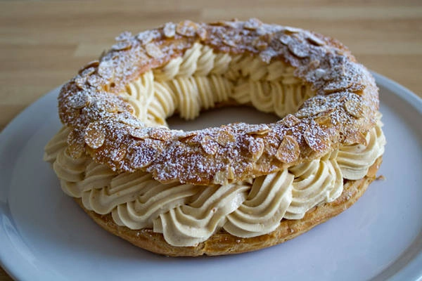 Loại bánh này được làm để kỷ niệm cuộc đua xe đạp Paris-Brest-Paris năm 1910. Đặc trưng của món bánh này là lớp kem kẹp giữa lớp vỏ bánh. Paris Brest "được coi" như là một biết thể từ bánh choux, ăn ngon, mát và thơm mùi hạnh nhân. Ngày nay món bánh này trở thành món tráng miệng yêu thích của hàng triệu người Pháp và khắp thế giới.