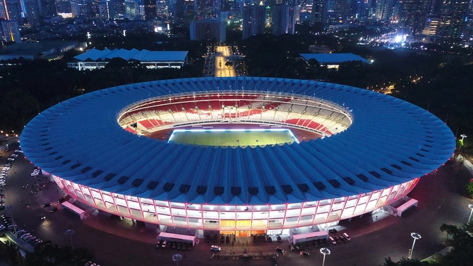 Gelora Bung Karno là sân vận động đa chức năng nằm tại khu liên hợp thể thao Bung Karno tại thủ đô Jakarta của Indonesia. Đi vào hoạt động lần đầu tiên năm 1962, sân vận động có sức chứa 110.000 chỗ ngồi. Sau hai lần giảm sức chứa và cải tạo, Gelora Bung Karno có 88.083 chỗ ngồi. Tại AFF Cup 2018, đội tuyển Indonesia sẽ tiếp các đội Timor Leste và Philippines ở sân vận động này. Ảnh: Kumparan. Gelora Bung Karno là sân vận động đa chức năng nằm tại khu liên hợp thể thao Bung Karno tại thủ đô Jakarta của Indonesia. Đi vào hoạt động lần đầu tiên năm 1962, sân vận động có sức chứa 110.000 chỗ ngồi. Sau hai lần giảm sức chứa và cải tạo, Gelora Bung Karno có 88.083 chỗ ngồi. Tại AFF Cup 2018, đội tuyển Indonesia sẽ tiếp các đội Timor Leste và Philippines ở sân vận động này. Ảnh: Kumparan.