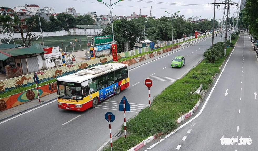 Con đường gốm sứ dài gần 4km trên đường Hồng Hà, ven sông Hồng - Ảnh: NAM TRẦN