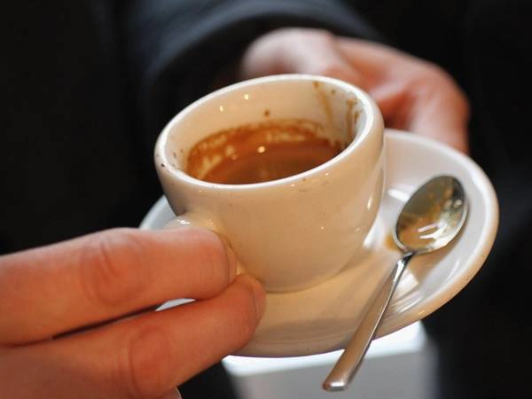 10. Đừng uống trà hay cafe: Trà và cafe pha trên máy bay thường không đạt được nhiệt độ đủ để tiêu diệt vi khuẩn có trong nước. Khi Cơ quan Bảo vệ Môi trường của Mỹ kiểm nghiệm chất lượng nước trên máy bay sau 9 năm nỗ lực thực hiện nhiều biện pháp giảm lượng vi khuẩn, kết quả cho thấy, nước dùng pha trà và cafe trong 12% máy bay thương mại Mỹ vẫn cho kết quả dương tính với vi khuẩn như nhóm khuẩn coliform. Ảnh: Getty Images/SeanGallup.