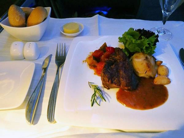  5. Mua thức ăn nóng sốt: Năm 2009, LSG Sky Chef – một trong số nhà cung ứng thực phẩm hàng không lớn nhất – đã dính vào vụ scandal đình đám. FDA tìm thấy dấu vết của côn trùng, sâu bọ trong trang thiết bị của họ. Đồng thời, hãng bị tố sử dụng găng tay bẩn và tay không khi chuẩn bị đồ ăn. Công ty cung ứng thực phẩm khác, Gate Gourmet, cũng phải đối mặt với rắc rối tương tự do thức ăn có vi khuẩn và nấm mốc. Dù các công ty đã cải thiện chất lượng sản phẩm, tốt nhất bạn nên mua thức ăn nóng hổi. Nhiệt độ cao phần nào giúp tiêu diệt vi trùng có hại. Ảnh: Flickr/Chotda.