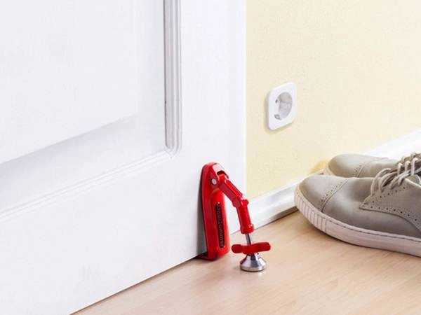 Sử dụng thiết bị chặn cửa: Bạn có thể đặt thiết bị nhỏ gọn này ở chân cửa để tránh trường hợp có người đột ngột mở cửa vào phòng bạn. Nhiều khách sạn có chốt xích. Bạn nên sử dụng chốt này khi mở cửa, xem đối tượng là ai rồi mới tháo chốt. Sử dụng thiết bị chặn cửa: Bạn có thể đặt thiết bị nhỏ gọn này ở chân cửa để tránh trường hợp có người đột ngột mở cửa vào phòng bạn. Nhiều khách sạn có chốt xích. Bạn nên sử dụng chốt này khi mở cửa, xem đối tượng là ai rồi mới tháo chốt.