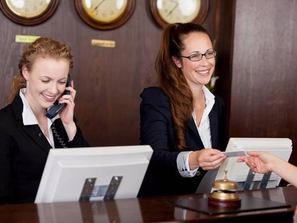 Lấy danh thiếp quầy lễ tân: Điều này sẽ rất hữu ích trong trường hợp bạn bị lạc, nhất là khi bạn không biết tiếng địa phương. Ít nhất trên danh thiếp cũng có địa chỉ và số điện thoại của khách sạn. Lấy danh thiếp quầy lễ tân: Điều này sẽ rất hữu ích trong trường hợp bạn bị lạc, nhất là khi bạn không biết tiếng địa phương. Ít nhất trên danh thiếp cũng có địa chỉ và số điện thoại của khách sạn.