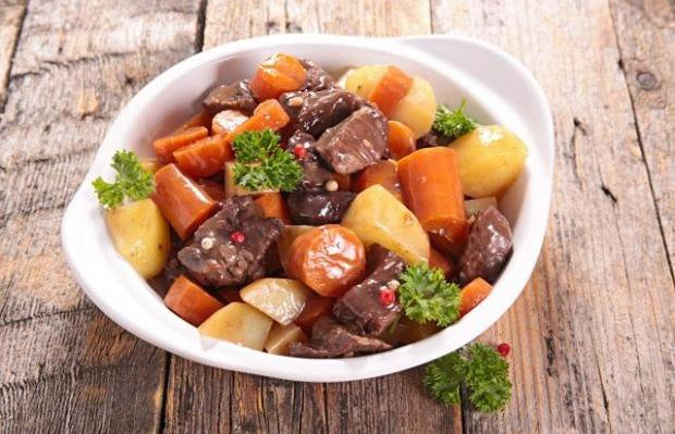 Thêm rau vào món thịt hầm là một trong các cách để ăn nhiều rau hơn