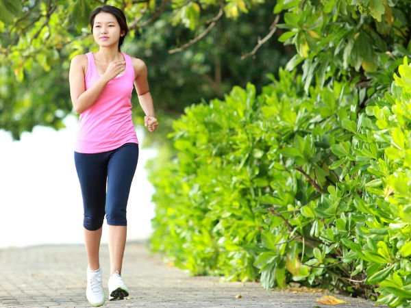 Kéo giãn cơ thể với yoga có thể giúp bạn xua tan mệt mỏi