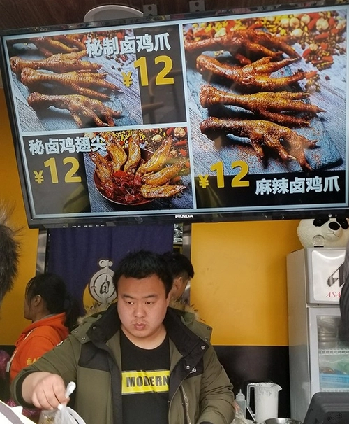 Với người châu Á, ăn chân gà hay đuôi cánh gà là bình thường nhưng trong mắt khách phương Tây thì điều này thật kỳ lạ. Họ tò mò chụp lại một cửa tiệm chỉ bán riêng chân gà và cánh gà sốt cay tấp nập khách hàng. Với người châu Á, ăn chân gà hay đuôi cánh gà là bình thường nhưng trong mắt khách phương Tây thì điều này thật kỳ lạ. Họ tò mò chụp lại một cửa tiệm chỉ bán riêng chân gà và cánh gà sốt cay tấp nập khách hàng.