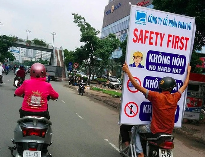 Việt Nam cũng góp mặt trong bộ ảnh này. Khách Tây choáng váng với hai người đàn ông chở theo tấm bảng lớn cho chữ "Safety first" (An toàn trên hết) nhưng lại theo cách không hề an toàn. Việt Nam cũng góp mặt trong bộ ảnh này. Khách Tây choáng váng với hai người đàn ông chở theo tấm bảng lớn cho chữ "Safety first" (An toàn trên hết) nhưng lại theo cách không hề an toàn.