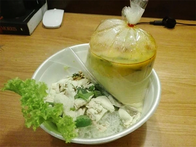 Ở châu Á, việc dùng túi nilon và bát nhựa, bát xốp là chuyện rất bình thường. Nhưng một vị khách châu Âu khi tới Thái Lan đã cảm thấy rất kỳ lạ, lập tức chụp ảnh và chia sẻ lên mạng xã hội. Vì sự ô nhiễm môi trường và tác dụng xấu tới sức khoẻ nên túi nilon và các loại đồ nhựa bị cấm ở nhiều quốc gia. Ở châu Á, việc dùng túi nilon và bát nhựa, bát xốp là chuyện rất bình thường. Nhưng một vị khách châu Âu khi tới Thái Lan đã cảm thấy rất kỳ lạ, lập tức chụp ảnh và chia sẻ lên mạng xã hội. Vì sự ô nhiễm môi trường và tác dụng xấu tới sức khoẻ nên túi nilon và các loại đồ nhựa bị cấm ở nhiều quốc gia.