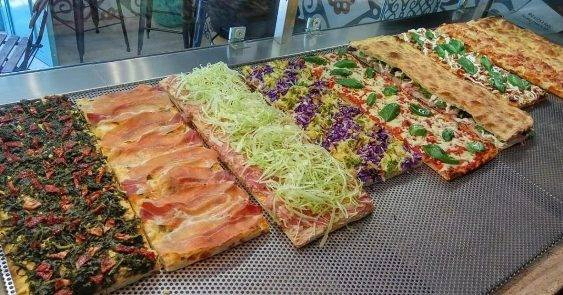 Được phát minh ở Rome, pizza al Taglio (nghĩa đen là “bằng cách cắt”) cho phép bạn mua một miếng bánh pizza hình vuông yêu thích theo cân nặng.