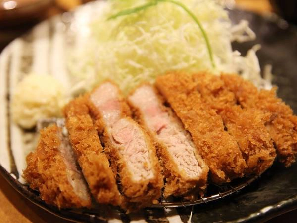 Tonkatsu là món thịt chiên xù ăn kèm nước sốt ngọt màu nâu. Vì miếng thịt dày, giàu dưỡng chất và hơi béo nên thường có thêm rau cải bắp cắt sợi. Tonkatsu là món thịt chiên xù ăn kèm nước sốt ngọt màu nâu. Vì miếng thịt dày, giàu dưỡng chất và hơi béo nên thường có thêm rau cải bắp cắt sợi.