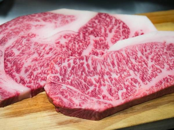 Thịt bò Kobe loại ngon nhất là từ giống bò Tajima nuôi trong các trại bò Wagyu. Những con bò được nuôi lớn ở quận Hyogo, thành phố Kobe đem lại hương vị thịt ngon tuyệt hảo. Giá thịt ở đây cao nhờ những thớ thịt có vân đẹp và mảnh trông như đá cẩm thạch. Thịt bò Kobe loại ngon nhất là từ giống bò Tajima nuôi trong các trại bò Wagyu. Những con bò được nuôi lớn ở quận Hyogo, thành phố Kobe đem lại hương vị thịt ngon tuyệt hảo. Giá thịt ở đây cao nhờ những thớ thịt có vân đẹp và mảnh trông như đá cẩm thạch.