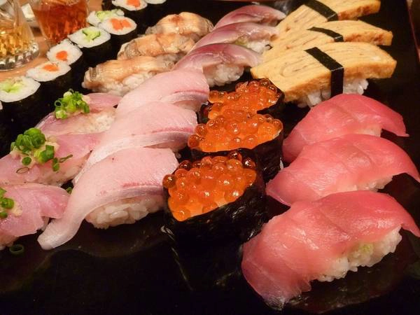 Nhắc đến ẩm thực Nhật Bản, sushi luôn là một trong những món được nói tới đầu tiên. Phần cơm được nêm gia vị kết hợp với miếng hải sản tươi sống như toro (cá ngừ), sake (cá hồi) hoặc có thể cả trứng cá và tamago (trứng gà). Nhắc đến ẩm thực Nhật Bản, sushi luôn là một trong những món được nói tới đầu tiên. Phần cơm được nêm gia vị kết hợp với miếng hải sản tươi sống như toro (cá ngừ), sake (cá hồi) hoặc có thể cả trứng cá và tamago (trứng gà).