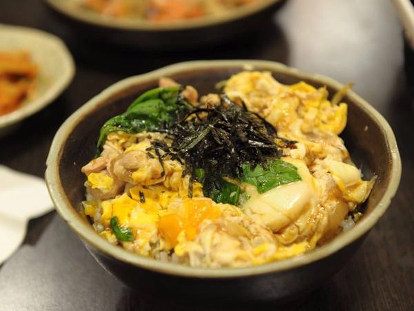 Oyakodon có nghĩa là "bát cơm bố mẹ và con". Thịt gà, hành và trứng sống được quậy lòng đỏ và trắng cùng với xì dầu, tạo nên món giống ốp lết nhưng được bọc bởi một lớp cơm. Thực chất oyakodon là món cơm gà được nhiều trẻ em yêu thích ở Nhật Bản. Oyakodon có nghĩa là "bát cơm bố mẹ và con". Thịt gà, hành và trứng sống được quậy lòng đỏ và trắng cùng với xì dầu, tạo nên món giống ốp lết nhưng được bọc bởi một lớp cơm. Thực chất oyakodon là món cơm gà được nhiều trẻ em yêu thích ở Nhật Bản.