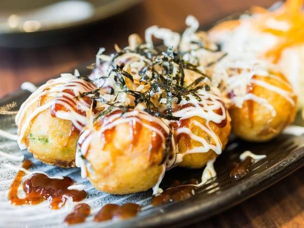 Takoyaki là một loại snack (món ăn nhẹ) phổ biến ở Nhật. Một miếng thịt bạch tuộc được chiên để làm nhân, bên ngoài bọc bột, thêm chút sốt mayonnaise, rong biển và sốt thịt nướng. Takoyaki là một loại snack (món ăn nhẹ) phổ biến ở Nhật. Một miếng thịt bạch tuộc được chiên để làm nhân, bên ngoài bọc bột, thêm chút sốt mayonnaise, rong biển và sốt thịt nướng.