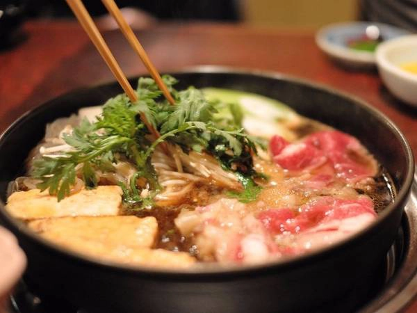 Sukiyaki là một kiểu lẩu của người Nhật. Trong chiếc nồi lớn, họ thả thịt bò thái lát mỏng, các loại rau và mỳ rồi để sôi cùng với nước hầm thơm ngọt. Sukiyaki là một kiểu lẩu của người Nhật. Trong chiếc nồi lớn, họ thả thịt bò thái lát mỏng, các loại rau và mỳ rồi để sôi cùng với nước hầm thơm ngọt.