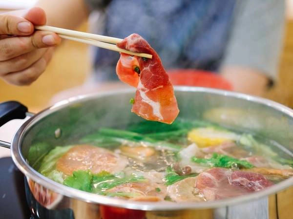 Shabu shabu tuy cũng là lẩu nhưng hương vị có chút khác biệt so với sukiyaki. Khi làm shabu shabu người Nhật dùng nhiều loại thịt khác nhau và rau cùng được nấu sôi trong một nồi nước dùng. Shabu shabu tuy cũng là lẩu nhưng hương vị có chút khác biệt so với sukiyaki. Khi làm shabu shabu người Nhật dùng nhiều loại thịt khác nhau và rau cùng được nấu sôi trong một nồi nước dùng.