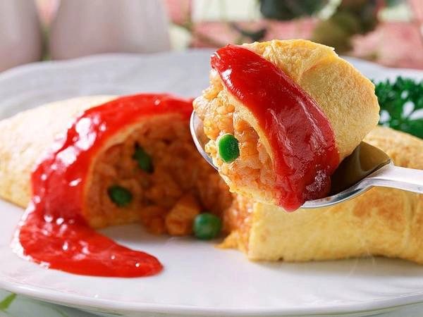 Omurice là một kiểu trứng ốp lết đặc biệt khi lấy trứng làm lớp vỏ bọc phần cơm chiên. Bên trên được rưới thêm sốt cà chua nên món ăn có màu vàng của trứng, màu đỏ của sốt rất bắt mắt. Omurice là một kiểu trứng ốp lết đặc biệt khi lấy trứng làm lớp vỏ bọc phần cơm chiên. Bên trên được rưới thêm sốt cà chua nên món ăn có màu vàng của trứng, màu đỏ của sốt rất bắt mắt.