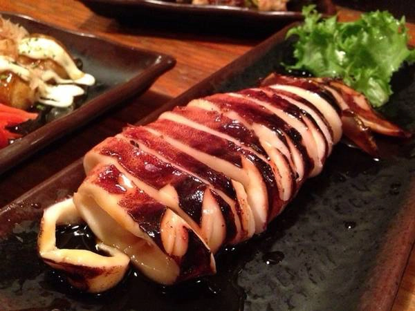 Ikayaki là món mực tươi nướng thường thấy nhất trong những izakaya (quầy ăn nhỏ hay quán nhậu) hoặc các lễ hội của Nhật Bản. Thân con mực được quét thêm một lớp xì dầu và thái thành vòng. Ikayaki là món mực tươi nướng thường thấy nhất trong những izakaya (quầy ăn nhỏ hay quán nhậu) hoặc các lễ hội của Nhật Bản. Thân con mực được quét thêm một lớp xì dầu và thái thành vòng.