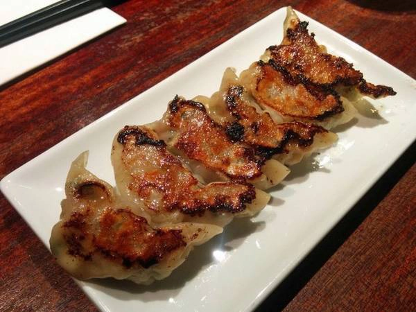 Gyoza giống món bánh bao của Trung Quốc nhưng là phiên bản Nhật. Những chiếc bánh gyoza thường nhỏ, mỏng hơn, bề mặt trông xù xì hơn nhưng lớp vỏ cũng giòn hơn. Gyoza giống món bánh bao của Trung Quốc nhưng là phiên bản Nhật. Những chiếc bánh gyoza thường nhỏ, mỏng hơn, bề mặt trông xù xì hơn nhưng lớp vỏ cũng giòn hơn.