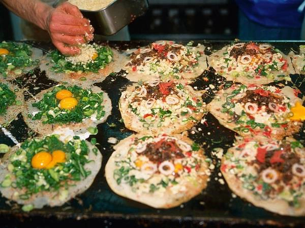 Okonomiyaki là món bánh xèo mặn, đặc sản của vùng Osaka và Hiroshima. Bên trên bánh được cho thêm nhiều thành phần khác nhau tùy theo vùng miền nhưng luôn có nước dùng dashi, trứng, cải xắt mỏng và thịt. Okonomiyaki là món bánh xèo mặn, đặc sản của vùng Osaka và Hiroshima. Bên trên bánh được cho thêm nhiều thành phần khác nhau tùy theo vùng miền nhưng luôn có nước dùng dashi, trứng, cải xắt mỏng và thịt.
