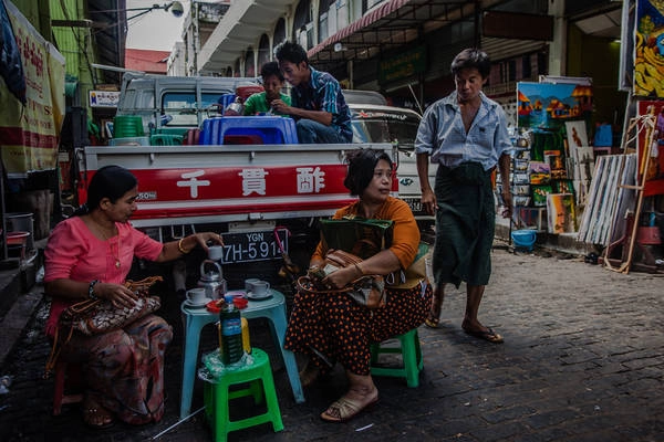Một quán trà vỉa hè trên đường phố Yangon. Ảnh: travel.paintedstork.com