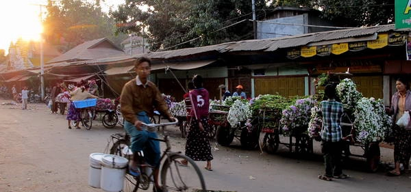 Một phiên chợ quê ở Mandalay. Ảnh: exotravel.com