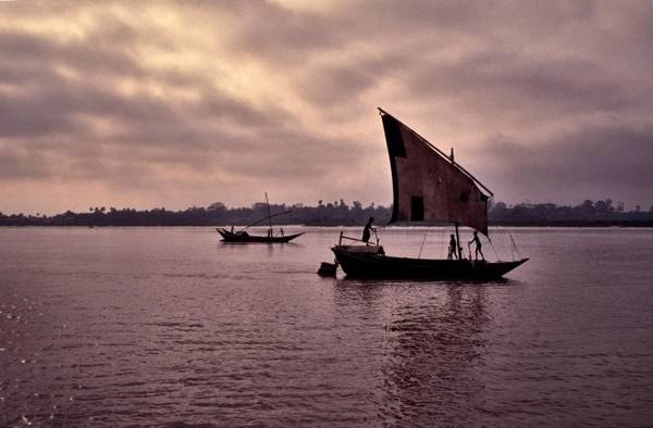 Sông Ayeyarwady trong bóng chiều tà. Ảnh: Roughguides