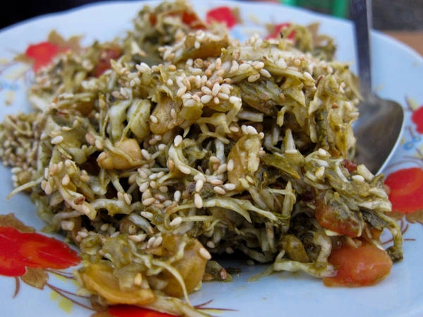 Người Myanmar khuyến cáo khách du lịch rằng món salad lá trà được coi là một chất kích thích, nếu như ăn quá nhiều, bạn có thể bị mất ngủ giống như uống quá nhiều nước trà vậy. Ảnh: neverendingvoyage.com