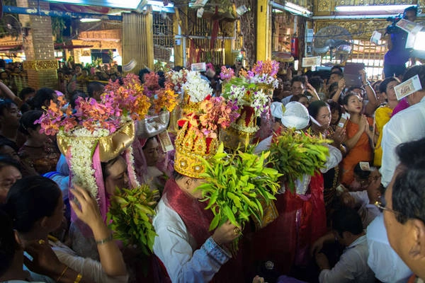 Người dân tham gia lễ hội. Ảnh: irrawaddy.org