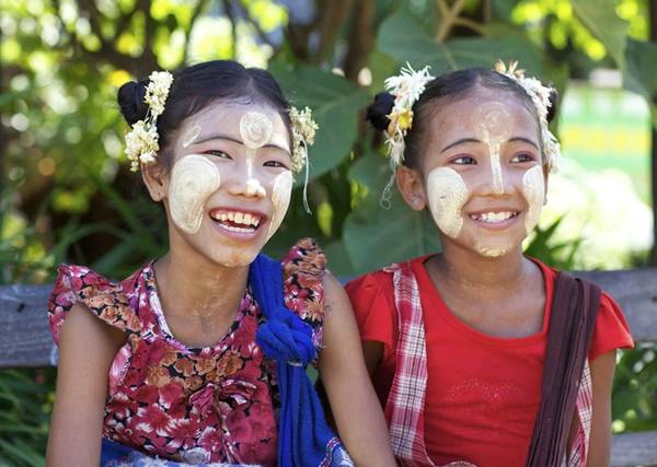 Trẻ em Myanmar với khuôn mặt được bôi bột Thanaka. Ảnh: insightguides.com