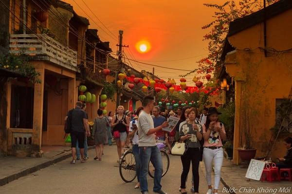 1. Đi bộ lang thang dọc các con phố ở Hội An: Khi đến phố cổ, điều tuyệt vời nhất là tản bộ quanh các con phố, nhìn ngắm các ngôi nhà cổ với mái ngói cũ xưa, thưởng thức ly nước sen thơm mát. Nhiều địa danh gắn liền với phố cổ Hội An nên ghé nằm trên trục phố chính Trần Phú, cầu Nhật Bản, đường Nguyễn Thị Minh Khai, đường Bạch Đằng dọc sông Hoài, hội quán Quảng Đông,… 1. Đi bộ lang thang dọc các con phố ở Hội An: Khi đến phố cổ, điều tuyệt vời nhất là tản bộ quanh các con phố, nhìn ngắm các ngôi nhà cổ với mái ngói cũ xưa, thưởng thức ly nước sen thơm mát. Nhiều địa danh gắn liền với phố cổ Hội An nên ghé nằm trên trục phố chính Trần Phú, cầu Nhật Bản, đường Nguyễn Thị Minh Khai, đường Bạch Đằng dọc sông Hoài, hội quán Quảng Đông,…
