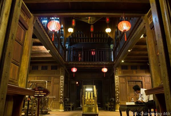 12. Thăm bảo tàng văn hóa Sa Huỳnh: Bạn sẽ hiểu thêm về văn hóa và lịch sử của phố cổ Hội An khi vào thăm bảo tàng văn hóa Sa Huỳnh Hội An nằm ở số 149 Trần phú. Đây là nơi trưng bày bộ sưu tập độc đáo và phong phú bậc nhất ở Việt Nam, với trên 1.000 hiện vật liên quan đến cư dân cổ thuộc hệ văn hóa Sa Huỳnh có niên đại cách nay 2.000 năm. 12. Thăm bảo tàng văn hóa Sa Huỳnh: Bạn sẽ hiểu thêm về văn hóa và lịch sử của phố cổ Hội An khi vào thăm bảo tàng văn hóa Sa Huỳnh Hội An nằm ở số 149 Trần phú. Đây là nơi trưng bày bộ sưu tập độc đáo và phong phú bậc nhất ở Việt Nam, với trên 1.000 hiện vật liên quan đến cư dân cổ thuộc hệ văn hóa Sa Huỳnh có niên đại cách nay 2.000 năm.