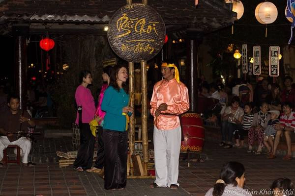 13. Chơi hội Bài Chòi: Trải nghiệm thú vị khác nữa khi đến Hội An là tham gia hội bài chòi. Đây là sân chơi quen thuộc của người dân và khách du lịch. Vào các tối, khi đã đi dạo một vòng, bạn nên về khoảng sân bên cầu sông Hoài thưởng thức những giai điệu cổ của bát bài chòi. 13. Chơi hội Bài Chòi: Trải nghiệm thú vị khác nữa khi đến Hội An là tham gia hội bài chòi. Đây là sân chơi quen thuộc của người dân và khách du lịch. Vào các tối, khi đã đi dạo một vòng, bạn nên về khoảng sân bên cầu sông Hoài thưởng thức những giai điệu cổ của bát bài chòi.