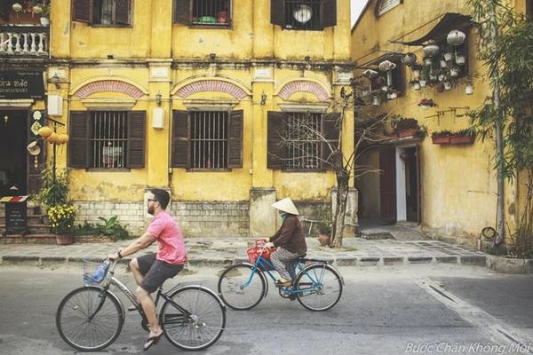 2. Đạp xe khám phá phố cổ: Đạp xe khám phá các ngóc ngách phố cổ quả là một điều thú vị khi đến đây. Buổi sớm và chiều tối, thời tiết rất dễ chịu, là thời điểm phù hợp để bạn thuê một chiếc xe đạp với giá 40.000 đồng một ngày, rồi dạo chơi khắp những con phố, hẻm nhỏ, chạy xe dọc bờ sông Hoài hay xa hơn là những cánh đồng lúa xanh mướt đương thì con gái, đến biển Cửa Đại (cách phố cổ 5 km). 2. Đạp xe khám phá phố cổ: Đạp xe khám phá các ngóc ngách phố cổ quả là một điều thú vị khi đến đây. Buổi sớm và chiều tối, thời tiết rất dễ chịu, là thời điểm phù hợp để bạn thuê một chiếc xe đạp với giá 40.000 đồng một ngày, rồi dạo chơi khắp những con phố, hẻm nhỏ, chạy xe dọc bờ sông Hoài hay xa hơn là những cánh đồng lúa xanh mướt đương thì con gái, đến biển Cửa Đại (cách phố cổ 5 km).