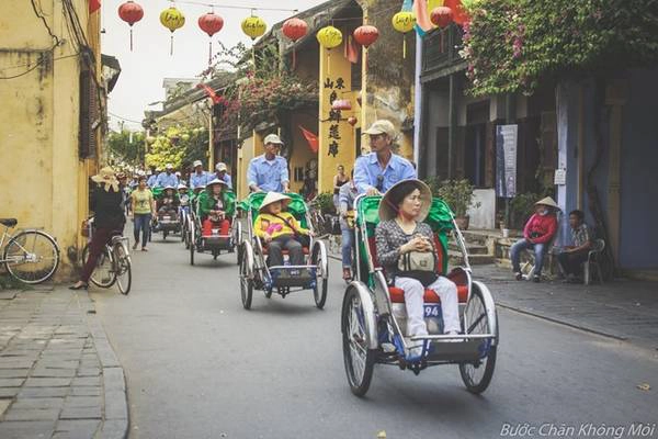 5. Đi xích lô ngắm nhìn phố cổ: Nếu ngại đi bộ hay đạp xe, bạn nên chọn xích lô làm phương tiên di chuyển để khám phá phố cổ Hội An. Xích lô đã trở thành “thương hiệu” nổi tiếng, được nhiều du khách biết đến chứ không bị đi vào quên lãng như những nơi khác. Đây sẽ là một trải nghiệm khá thú vị đối với bạn. 5. Đi xích lô ngắm nhìn phố cổ: Nếu ngại đi bộ hay đạp xe, bạn nên chọn xích lô làm phương tiên di chuyển để khám phá phố cổ Hội An. Xích lô đã trở thành “thương hiệu” nổi tiếng, được nhiều du khách biết đến chứ không bị đi vào quên lãng như những nơi khác. Đây sẽ là một trải nghiệm khá thú vị đối với bạn.