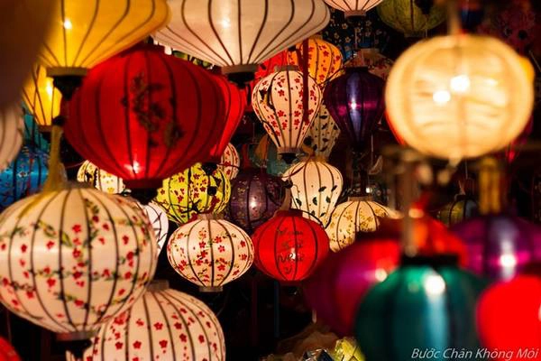 8. Phố đèn lồng: Nhắc đến Hội An chắc hẳn nhiều người sẽ nhớ đến những phố đèn lồng lung linh rực rỡ về đêm. Dưới đôi bàn tay tài hoa của những nghệ nhân địa phương, nhiều chiếc đèn lồng được tạo ra với đầy đủ màu sắc, kích cỡ. Đèn lòng xuất hiện trên khắp con phố và trong các cửa hàng, được làm khá bắt mắt và gọn nhẹ nên rất thích hợp cho du khách mua về làm vật kỷ niệm. 8. Phố đèn lồng: Nhắc đến Hội An chắc hẳn nhiều người sẽ nhớ đến những phố đèn lồng lung linh rực rỡ về đêm. Dưới đôi bàn tay tài hoa của những nghệ nhân địa phương, nhiều chiếc đèn lồng được tạo ra với đầy đủ màu sắc, kích cỡ. Đèn lòng xuất hiện trên khắp con phố và trong các cửa hàng, được làm khá bắt mắt và gọn nhẹ nên rất thích hợp cho du khách mua về làm vật kỷ niệm.