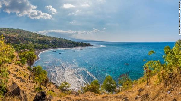 Bãi biển Amed: Amed nằm ở phía Đông của Bali, nổi tiếng với bãi cát đen do ảnh hưởng của nham thạch núi lửa. Đồng thời bãi biển này cũng có nhiều rạn san hô đầy màu sắc và địa điểm lý tưởng cho những du khách yêu thích bộ môn lặn. Bãi biển Amed: Amed nằm ở phía Đông của Bali, nổi tiếng với bãi cát đen do ảnh hưởng của nham thạch núi lửa. Đồng thời bãi biển này cũng có nhiều rạn san hô đầy màu sắc và địa điểm lý tưởng cho những du khách yêu thích bộ môn lặn.