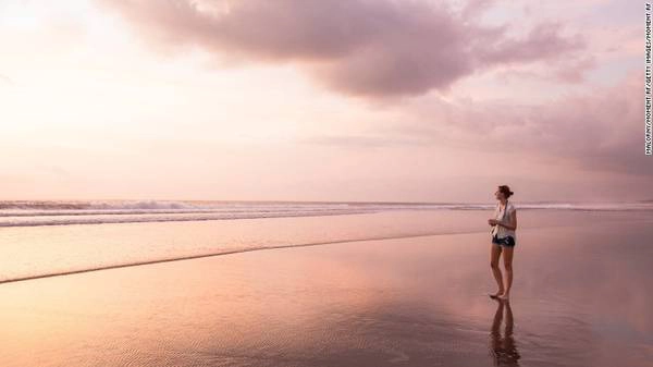 <strong>Bãi biển Kuta:</strong> Trước kia, Kuta vốn là một làng chài yên bình nhưng hiện nay nơi này đã trở thành một thị trấn nghỉ mát nhộn nhịp, đông đúc du khách. Đến đây, du khách có thể thỏa sức vùng vẫy với các hoạt động thể thao dưới nước như lặn ngắm sinh vật biển, lướt ván, đu thuyền, bơi lội và đặc biệt là lướt sóng. <strong>Bãi biển Kuta:</strong> Trước kia, Kuta vốn là một làng chài yên bình nhưng hiện nay nơi này đã trở thành một thị trấn nghỉ mát nhộn nhịp, đông đúc du khách. Đến đây, du khách có thể thỏa sức vùng vẫy với các hoạt động thể thao dưới nước như lặn ngắm sinh vật biển, lướt ván, đu thuyền, bơi lội và đặc biệt là lướt sóng.