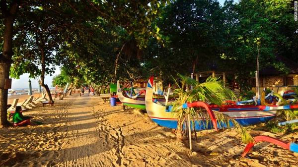 <strong>Bãi biển Sanur:</strong> Nằm ở phía Tây của Bali bãi biển này nằm trên bờ biển của làng Sanur, tuy không phải là điểm đến du lịch nổi tiếng như Kuta nhưng Sanur vẫn có khá nhiều các khu nghỉ mát bên bờ biển. Dù vậy nhưng Sanur vẫn còn giữ nguyên vẹn nét quyến rũ với không khí thư thái và yên bình, hầu như không có sự xô bồ đông đúc. <strong>Bãi biển Sanur:</strong> Nằm ở phía Tây của Bali bãi biển này nằm trên bờ biển của làng Sanur, tuy không phải là điểm đến du lịch nổi tiếng như Kuta nhưng Sanur vẫn có khá nhiều các khu nghỉ mát bên bờ biển. Dù vậy nhưng Sanur vẫn còn giữ nguyên vẹn nét quyến rũ với không khí thư thái và yên bình, hầu như không có sự xô bồ đông đúc.