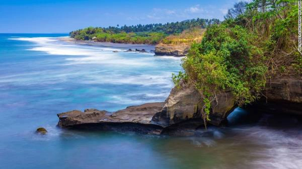 Bãi biển Balian: Cũng nổi tiếng với màu cát đen, Balian là địa điểm lý tưởng để tránh sự ồn ào, nhộn nhịp của Bali. Đây cũng là một nơi tuyệt vời để nhấm nháp một ly bia mát lạnh và ngắm hoàng hôn. Bãi biển Balian: Cũng nổi tiếng với màu cát đen, Balian là địa điểm lý tưởng để tránh sự ồn ào, nhộn nhịp của Bali. Đây cũng là một nơi tuyệt vời để nhấm nháp một ly bia mát lạnh và ngắm hoàng hôn.