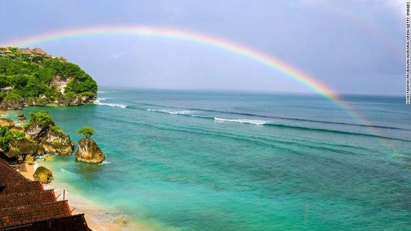 <strong>Bãi biển Bingin:</strong> Được bao bọc bởi những vách đá dựng đứng, biển Bingin xanh đến mức bạn có thể trong thấy đáy. Đến đây, du khách có thể trải nghiệm cắm trại, thuê resort hoặc villa ngay cạnh biển để tận hưởng kì nghỉ của mình. <strong>Bãi biển Bingin:</strong> Được bao bọc bởi những vách đá dựng đứng, biển Bingin xanh đến mức bạn có thể trong thấy đáy. Đến đây, du khách có thể trải nghiệm cắm trại, thuê resort hoặc villa ngay cạnh biển để tận hưởng kì nghỉ của mình.