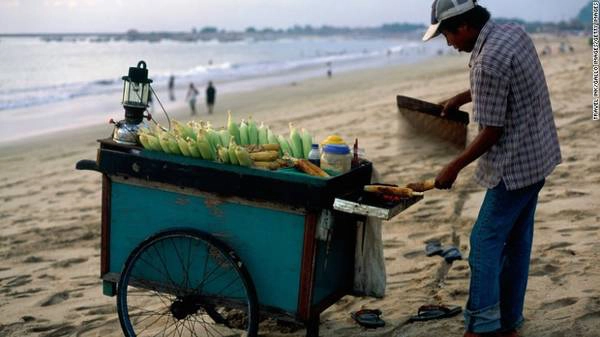 Bãi biển Jimbaran: Nằm phía Tây Nam của Bali, Jimbaran có nhiều khu nghỉ mát sang trọng như Four Seasons hay Intercontinental. Đây là địa chỉ lý tưởng thu hút nhiều du khách trong nước và cả quốc tế. Bãi biển Jimbaran: Nằm phía Tây Nam của Bali, Jimbaran có nhiều khu nghỉ mát sang trọng như Four Seasons hay Intercontinental. Đây là địa chỉ lý tưởng thu hút nhiều du khách trong nước và cả quốc tế.