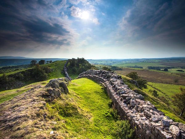 Bức tường huyền thoại của hoàng đế La Mã Hadrian nằm một phần trong vườn quốc gia Northumberland được UNESCO công nhận là di sản thế giới. 14-cong-vien-quoc-gia-hung-vi-nhat-the-gioi-ivivu-1