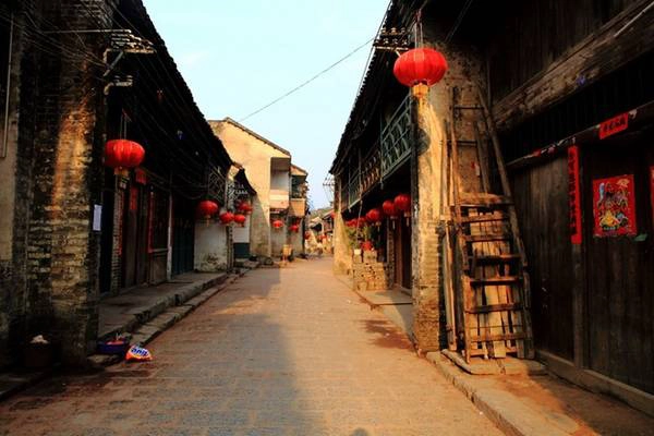 9. Làng chài cổ Hưng Bình: Ngôi làng chài hơn 500 năm lịch sử này đã đón cựu Tổng thống Mỹ Bill Clinton và phu nhân vào năm 1999. Người dân sinh sống chủ yếu bằng nghề đánh cá. Từ khi du lịch phát triển, công việc biểu diễn đánh cá bằng chim cốc cũng góp phần đem lại nguồn thu cho họ. Ảnh: Tripeekaboo. 9. Làng chài cổ Hưng Bình: Ngôi làng chài hơn 500 năm lịch sử này đã đón cựu Tổng thống Mỹ Bill Clinton và phu nhân vào năm 1999. Người dân sinh sống chủ yếu bằng nghề đánh cá. Từ khi du lịch phát triển, công việc biểu diễn đánh cá bằng chim cốc cũng góp phần đem lại nguồn thu cho họ. Ảnh: Tripeekaboo.
