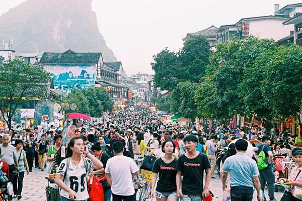 10. Phố Tây: Không chỉ là con phố lâu đời nhất với lịch sử 1.400 năm, phố Tây còn là địa điểm sầm uất và náo nhiệt nhất Dương Sóc khi đêm xuống. Du khách sẽ choáng ngợp bởi hàng trăm cửa hàng bán đồ lưu niệm, đồ ăn, đặc sản… dọc hai bên phố. Ghé thăm những con ngõ nhỏ với la liệt quán bar và café cũng là một trải nghiệm mà bạn không nên bỏ qua. Ảnh: Lynn Đỗ. 10. Phố Tây: Không chỉ là con phố lâu đời nhất với lịch sử 1.400 năm, phố Tây còn là địa điểm sầm uất và náo nhiệt nhất Dương Sóc khi đêm xuống. Du khách sẽ choáng ngợp bởi hàng trăm cửa hàng bán đồ lưu niệm, đồ ăn, đặc sản… dọc hai bên phố. Ghé thăm những con ngõ nhỏ với la liệt quán bar và café cũng là một trải nghiệm mà bạn không nên bỏ qua. Ảnh: Lynn Đỗ.