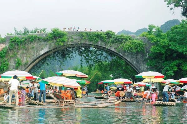 12. Sông Ngộ Long: Một nhánh sông Li gắn liền với truyền thuyết thần rồng vì lưu luyến cảnh đẹp Quế Lâm mà không muốn trở về trời, vì thế nằm lại khúc sông này, từ đó sinh ra tên gọi Ngộ Long, tức là “gặp rồng”. Du khách không nên bỏ qua chuyến du ngoạn trên bè tre, thử cảm giác “đổ thác” và xem nghệ thuật bắt cá bằng chim cốc. Ảnh: Lynn Đỗ. 12. Sông Ngộ Long: Một nhánh sông Li gắn liền với truyền thuyết thần rồng vì lưu luyến cảnh đẹp Quế Lâm mà không muốn trở về trời, vì thế nằm lại khúc sông này, từ đó sinh ra tên gọi Ngộ Long, tức là “gặp rồng”. Du khách không nên bỏ qua chuyến du ngoạn trên bè tre, thử cảm giác “đổ thác” và xem nghệ thuật bắt cá bằng chim cốc. Ảnh: Lynn Đỗ.