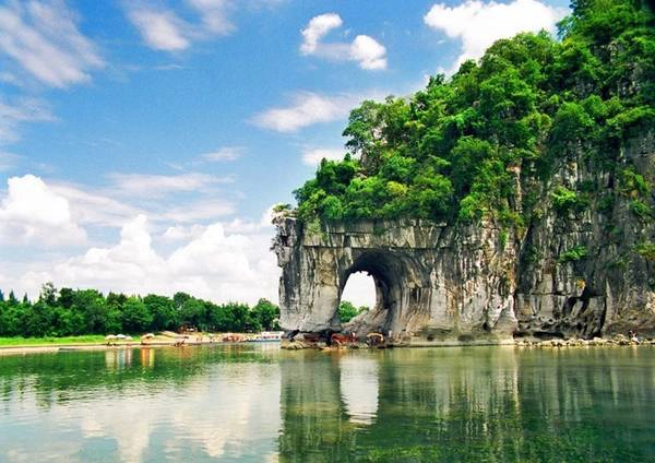 <strong>2. Núi Vòi Voi:</strong> Tên gọi của ngọn núi là biểu tượng của du lịch Quế Lâm bắt nguồn từ hình dáng giống con voi đang vươn vòi xuống sông Li uống nước. Đoạn giữa thân và vòi voi tạo thành một khoảng trống gọi là động Thủy Nguyệt. Buổi tối, động Thủy Nguyệt tựa như vầng trăng đang trôi trên sông. Ảnh: Weixinyidu.com. <strong>2. Núi Vòi Voi:</strong> Tên gọi của ngọn núi là biểu tượng của du lịch Quế Lâm bắt nguồn từ hình dáng giống con voi đang vươn vòi xuống sông Li uống nước. Đoạn giữa thân và vòi voi tạo thành một khoảng trống gọi là động Thủy Nguyệt. Buổi tối, động Thủy Nguyệt tựa như vầng trăng đang trôi trên sông. Ảnh: Weixinyidu.com.