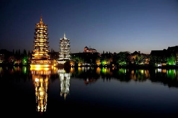 <strong>3. Hai sông bốn hồ và Nhật Nguyệt song tháp:</strong> Nhật Nguyệt song tháp là điểm nhấn của hồ Quế nằm trong danh thắng “hai sông bốn hồ” nổi tiếng Quế Lâm. Danh thắng này bao gồm 2 sông là sông Li và sông Đào Hoa, 4 hồ là hồ Quế, hồ Dung, hồ Sam và hồ Mộc Long. Ảnh: Chinafolio.com. <strong>3. Hai sông bốn hồ và Nhật Nguyệt song tháp:</strong> Nhật Nguyệt song tháp là điểm nhấn của hồ Quế nằm trong danh thắng “hai sông bốn hồ” nổi tiếng Quế Lâm. Danh thắng này bao gồm 2 sông là sông Li và sông Đào Hoa, 4 hồ là hồ Quế, hồ Dung, hồ Sam và hồ Mộc Long. Ảnh: Chinafolio.com.