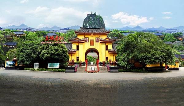 <strong>6. Tĩnh Giang Vương Thành:</strong> Tòa thành gần 650 năm tuổi này là nơi ở của 14 đời phiên vương nhà Minh khi cai trị vùng đất Quế Lâm. Thành được xây dựng dưới chân núi Độc Tú là ngọn núi chủ của vùng đất này, tương truyền đây là nơi hội tụ linh khí của đất trời, vô cùng linh thiêng. Ảnh: Zkhz.net.cn. <strong>6. Tĩnh Giang Vương Thành:</strong> Tòa thành gần 650 năm tuổi này là nơi ở của 14 đời phiên vương nhà Minh khi cai trị vùng đất Quế Lâm. Thành được xây dựng dưới chân núi Độc Tú là ngọn núi chủ của vùng đất này, tương truyền đây là nơi hội tụ linh khí của đất trời, vô cùng linh thiêng. Ảnh: Zkhz.net.cn.