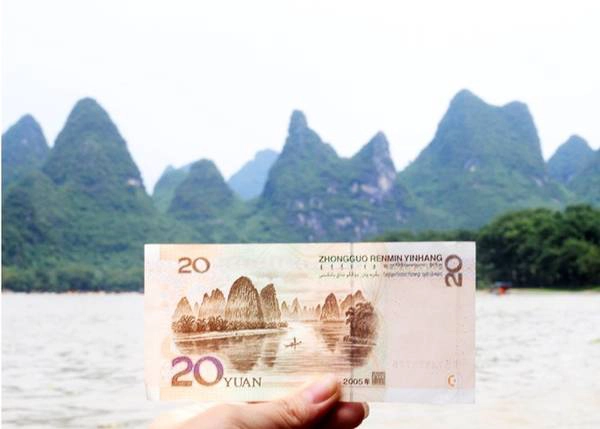 <strong>8. Cửu Mã Tọa Sơn:</strong> Cửu Mã Tọa Sơn là một vách núi đá có hình 9 con ngựa trong nhiều tư thế khác nhau vô cùng sinh động nằm ở bờ Tây dòng sông Li, gần với thị trấn Dương Sóc. Những ngọn núi này đã trở thành nguồn cảm hứng bất tận cho rất nhiều nhà thơ, nhà văn kể từ triều Đường. Nếu để ý bạn sẽ thấy Cửu Mã Tọa Sơn xuất hiện trên tờ 20 tệ của Trung Quốc. Ảnh: Lynn Đỗ. <strong>8. Cửu Mã Tọa Sơn:</strong> Cửu Mã Tọa Sơn là một vách núi đá có hình 9 con ngựa trong nhiều tư thế khác nhau vô cùng sinh động nằm ở bờ Tây dòng sông Li, gần với thị trấn Dương Sóc. Những ngọn núi này đã trở thành nguồn cảm hứng bất tận cho rất nhiều nhà thơ, nhà văn kể từ triều Đường. Nếu để ý bạn sẽ thấy Cửu Mã Tọa Sơn xuất hiện trên tờ 20 tệ của Trung Quốc. Ảnh: Lynn Đỗ.